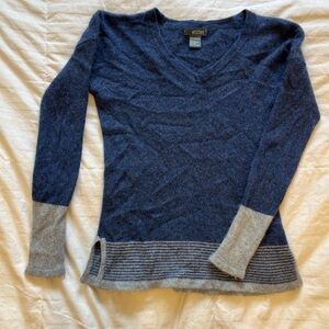 Women's 100% Cashmere Griffen V-Neck Sweater in Navy and Light Gray